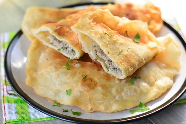 Füllung für Tschebureki mit Huhn und Pilzen
