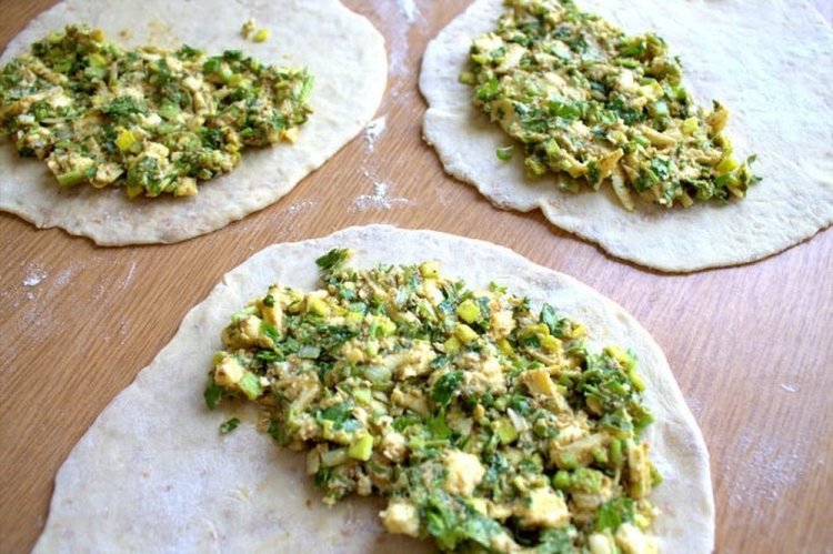Füllung für Tschebureki mit Feta und Kräutern