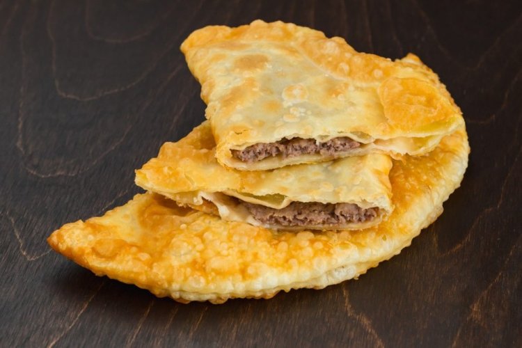 Füllung für Tschebureki aus drei Fleischsorten