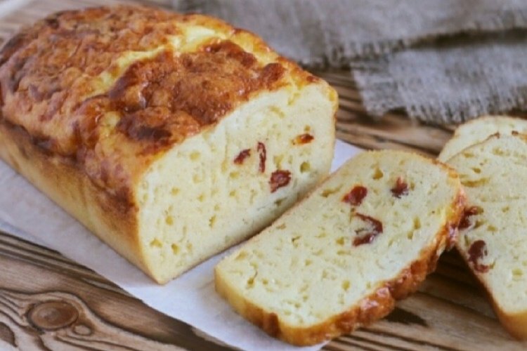 Maisbrot mit Feta und getrockneten Tomaten