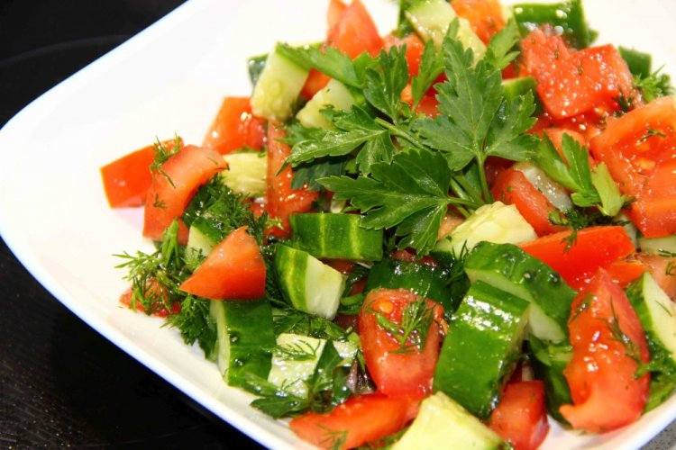 Gemüsesalat mit Minze und Limette