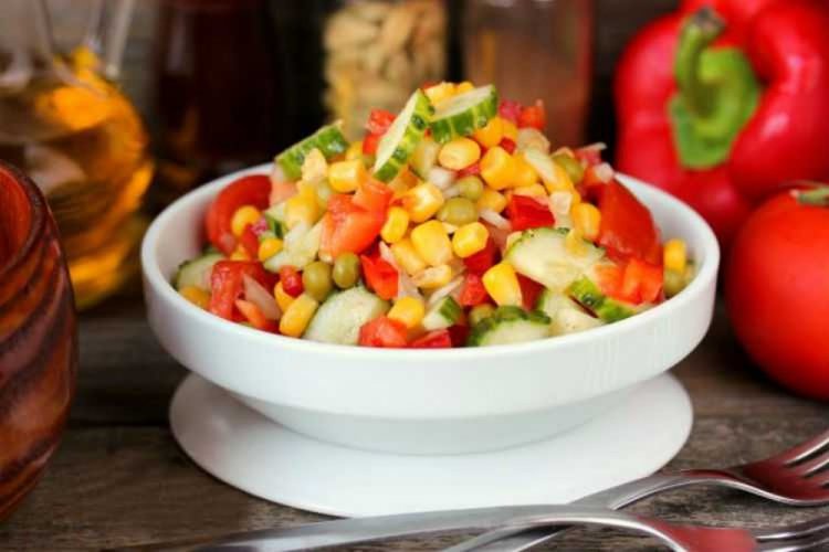 Salat mit Gemüse und Mais für ein Picknick