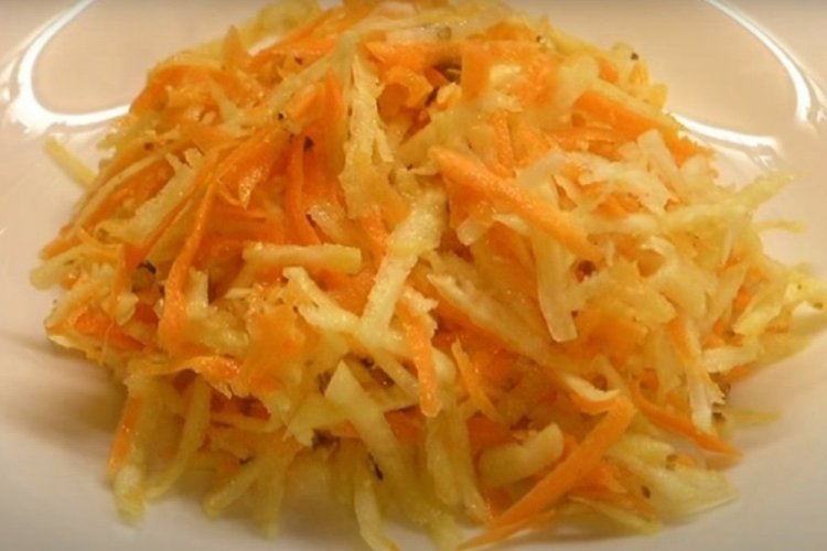 Salat aus Selleriewurzel und Karotten