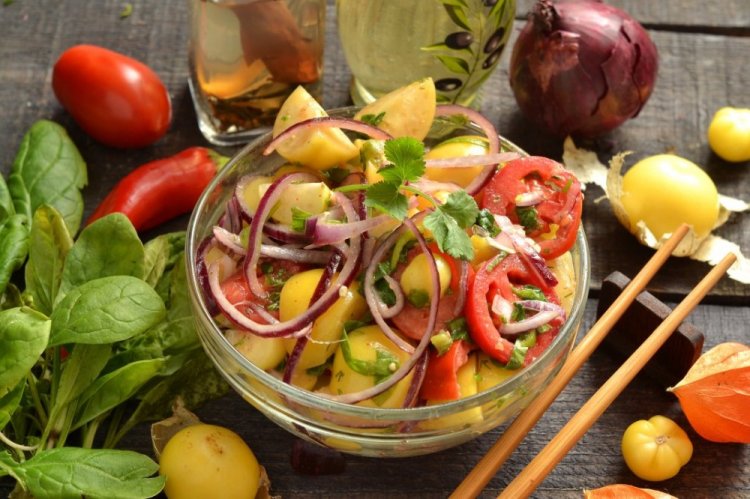 Salat aus Physalis und Tomaten