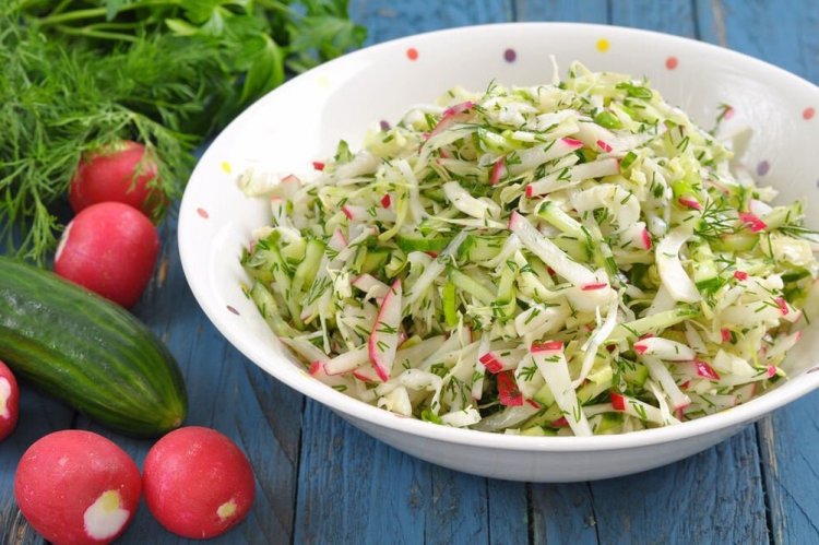 Salat mit Chinakohl und Bärlauch