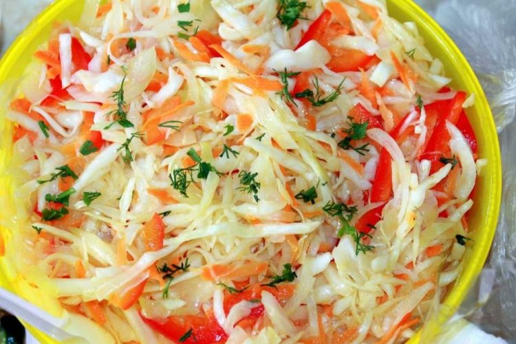 Salat aus Kohl und Paprika