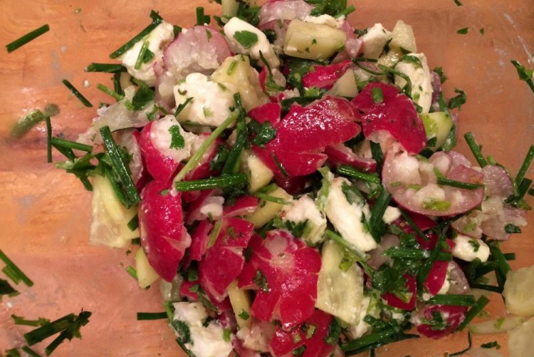 Salat mit Radieschen und Feta