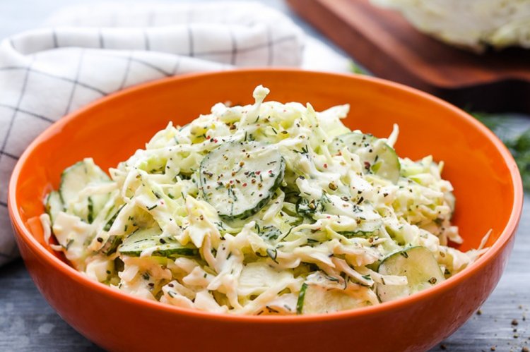Salat aus jungem Kohl mit Eiern