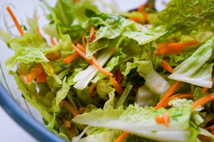 Salat mit Kohl und Sauerampfer
