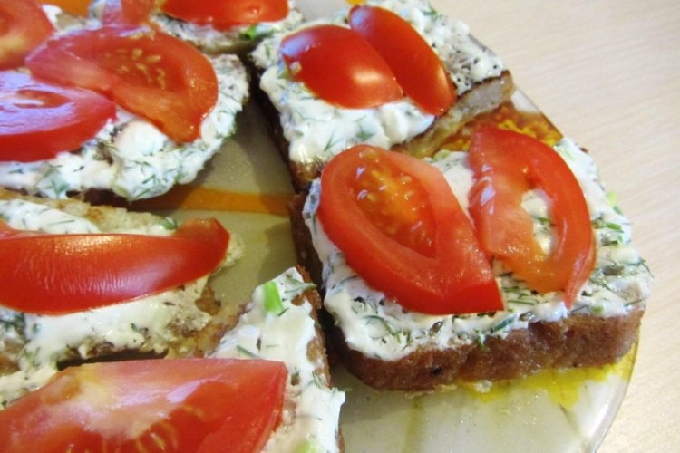 Tomato and Cream Cheese Sandwiches