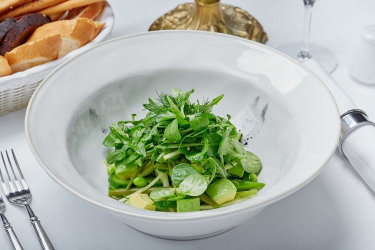 Ensalada verde con aguacate y canónigos