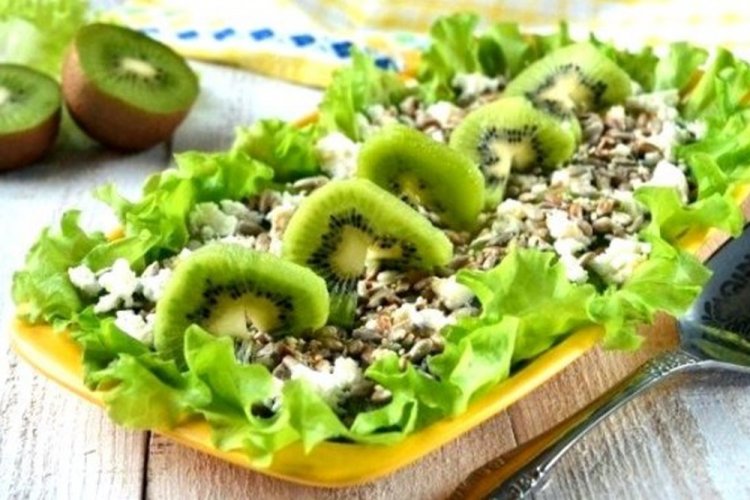 Ensalada verde con kiwi