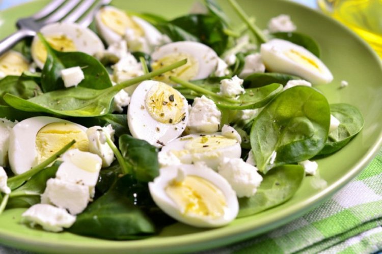 Ensalada verde con espinacas y suluguni