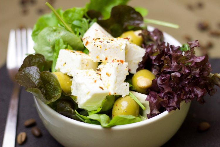 Ensalada verde con aceitunas y feta