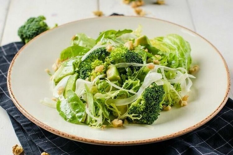 Ensalada verde con nueces y queso