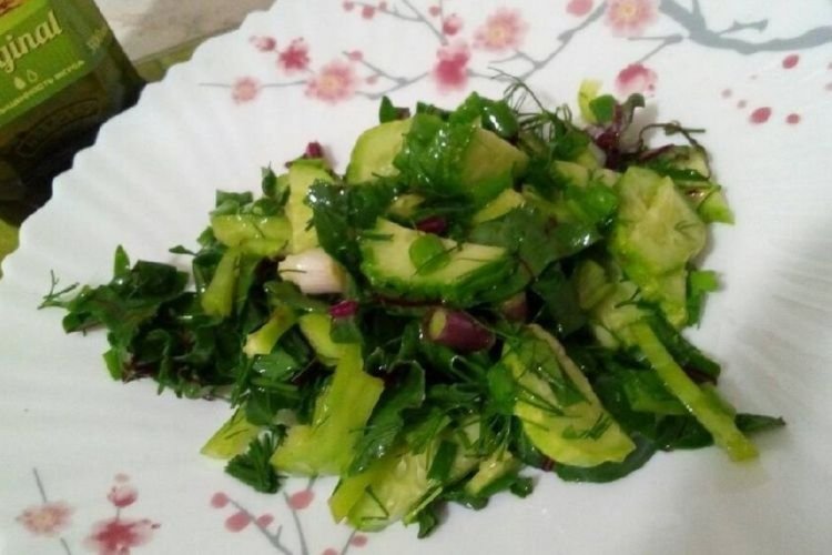 Ensalada verde con hojas de remolacha