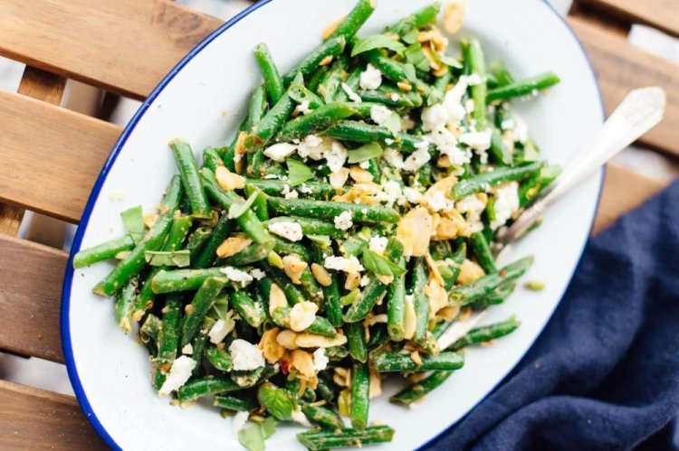 Ensalada verde con tallos de ajo