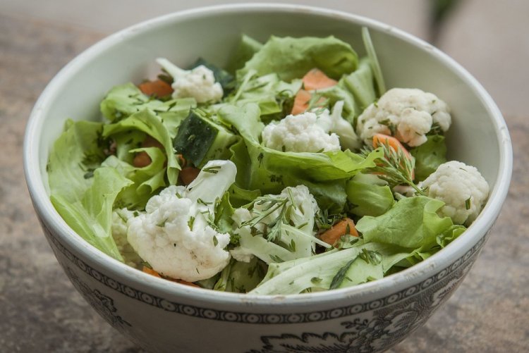 Ensalada verde con coliflor y hojas de zanahoria