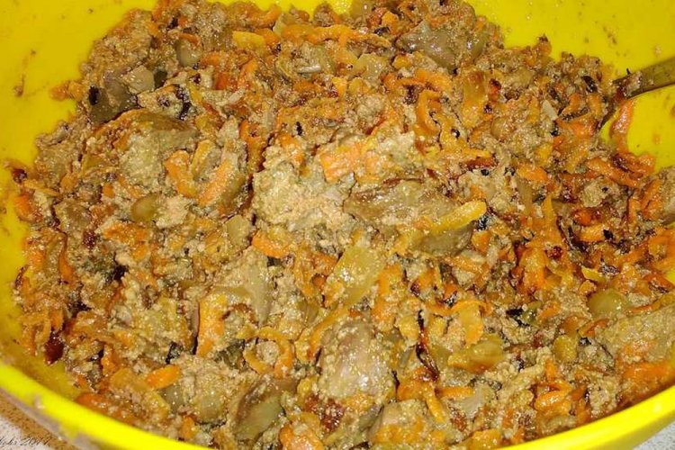 Relleno de hígado frito, cebolla y zanahoria