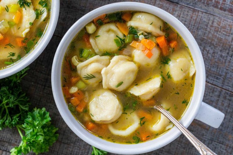 Sopa de verano con dumplings y verduras