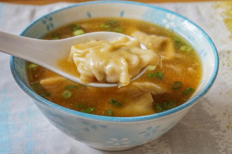 Sopa con dumplings en caldo de champiñones