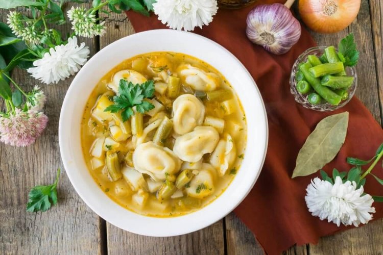 Sopa con dumplings, patatas y judías verdes