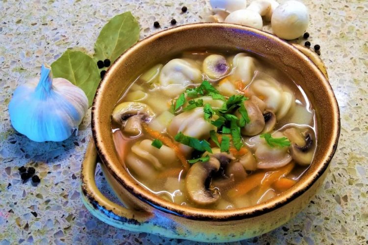 Sopa de champiñones y dumplings