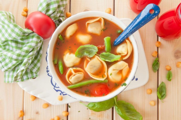 Sopa de tomate con guisantes, judías verdes y dumplings