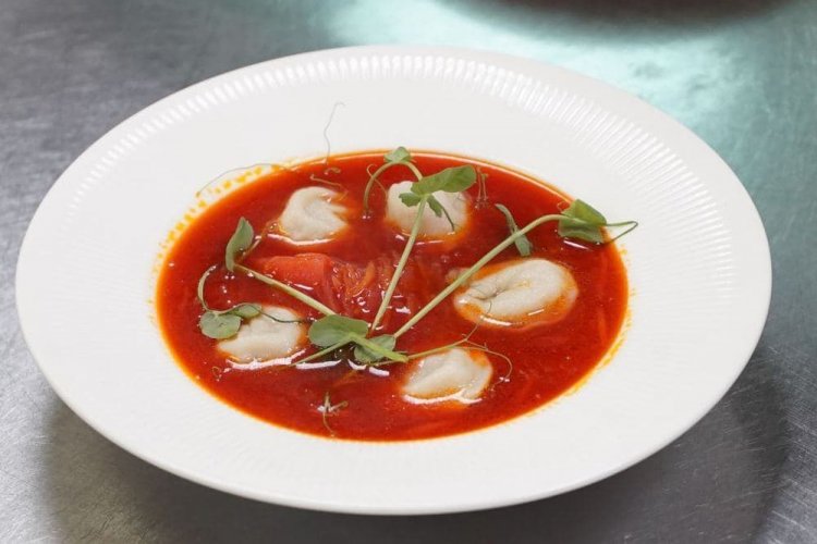 Sopa de remolacha con dumplings y tomates