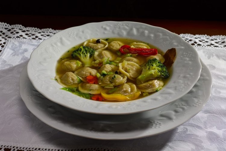 Sopa de pimiento morrón y brócoli con dumplings
