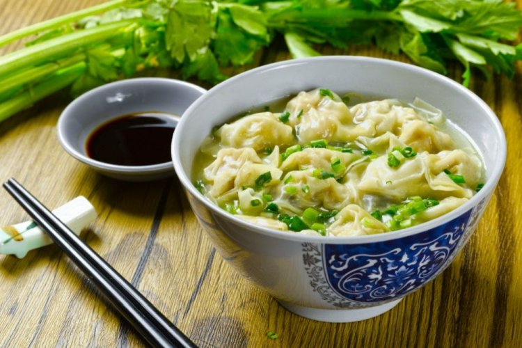 Sopa con dumplings y apio al estilo asiático