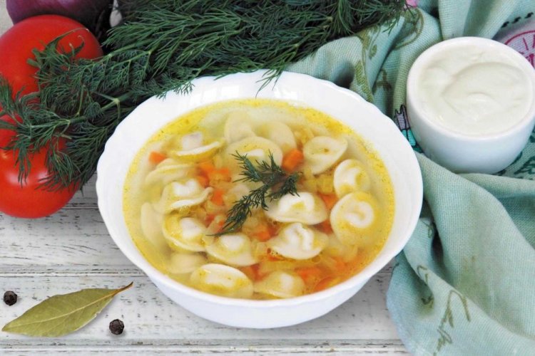 Sopa con dumplings en caldo de pollo