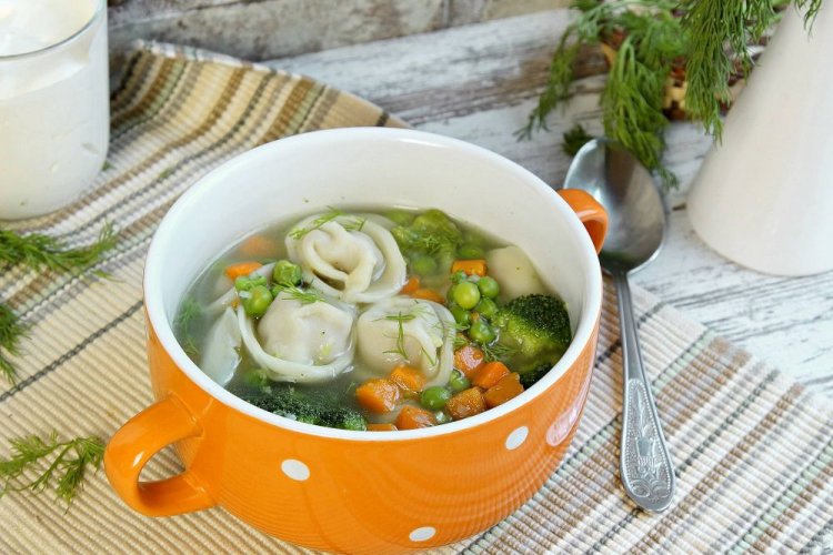 Sopa con dumplings, patatas, brócoli y guisantes verdes