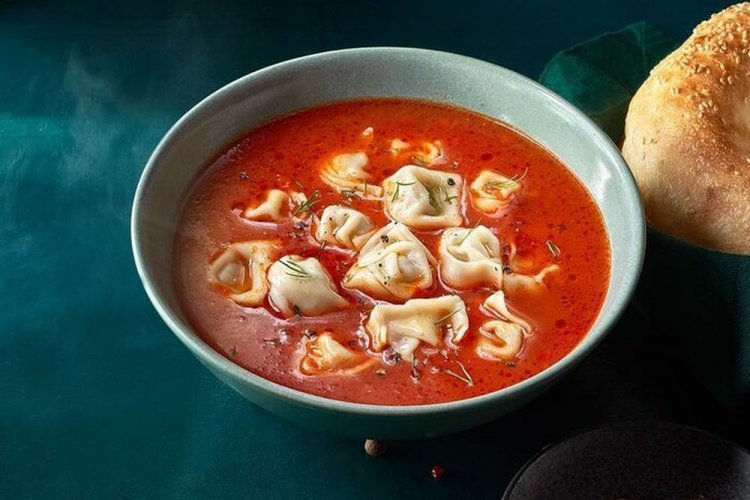 Chuchvara en caldo de tomate