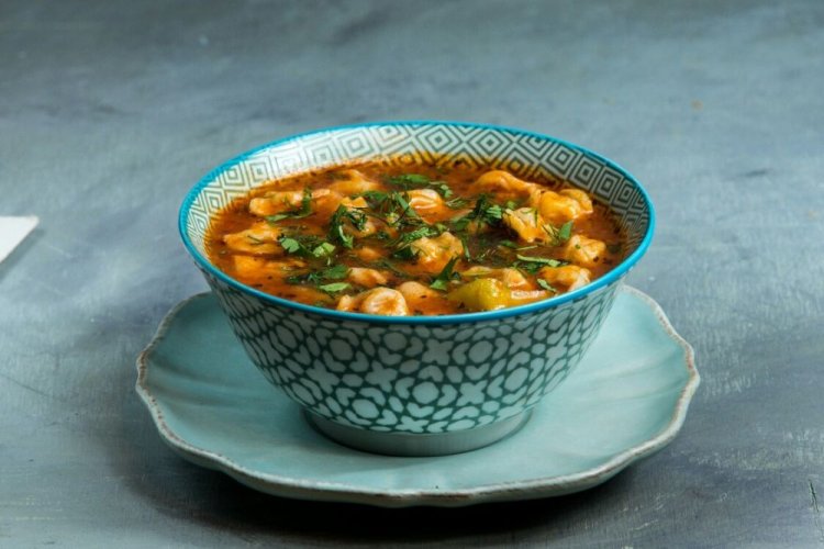 Chuchvara con crema agria y caldo de carne