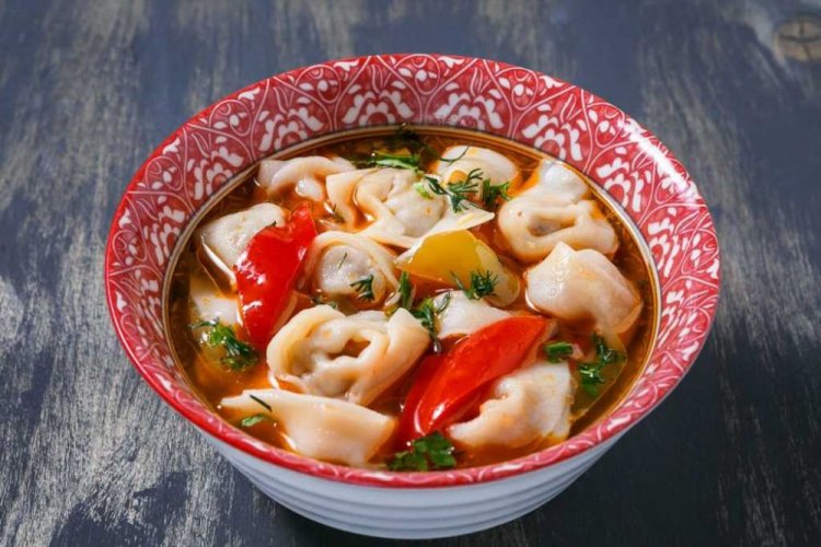 Chuchvara en caldo con pimiento morrón