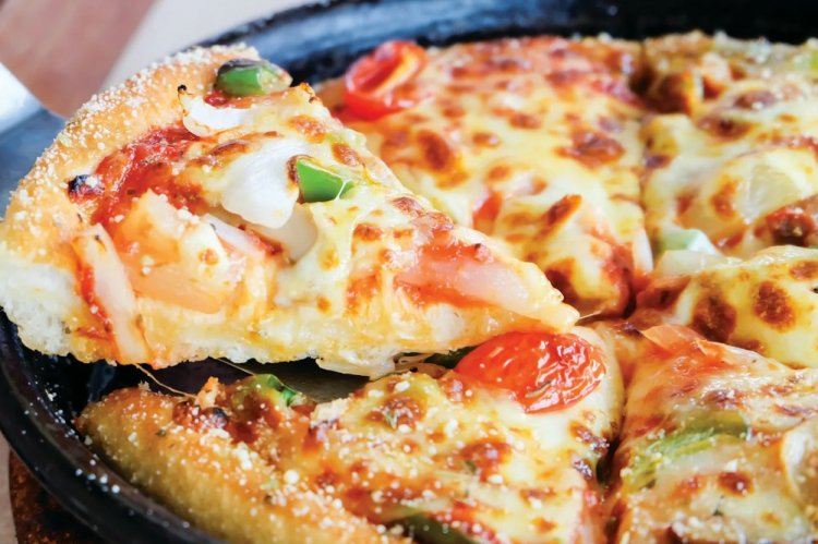 Skillet Pizza with Mozzarella