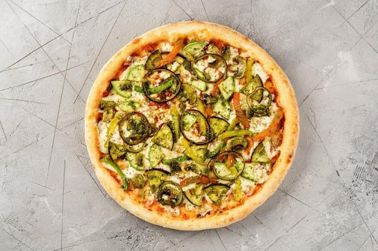 Pizza with Mozzarella and Vegetables