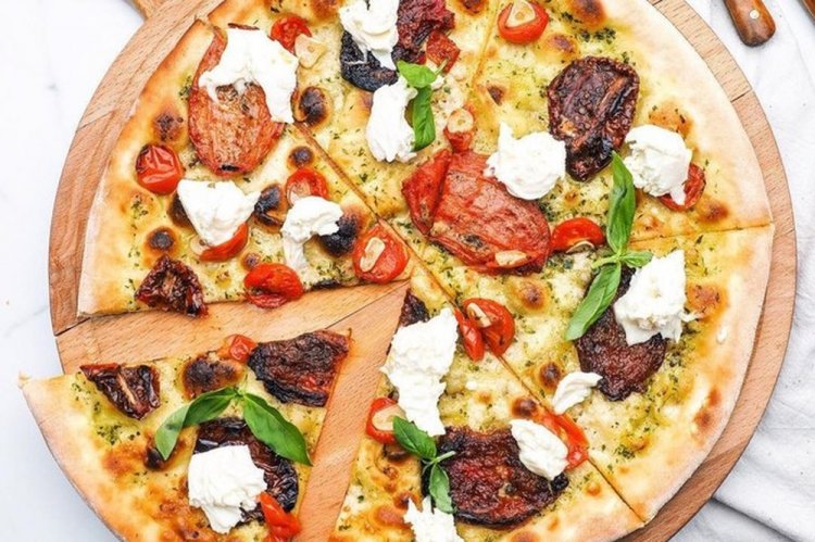 Pizza with Mozzarella and Sun-Dried Tomatoes
