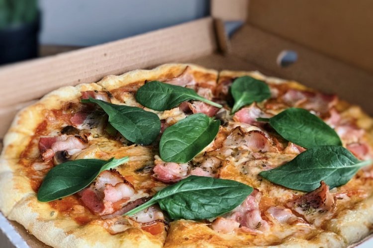 Pizza with Bacon and Mozzarella