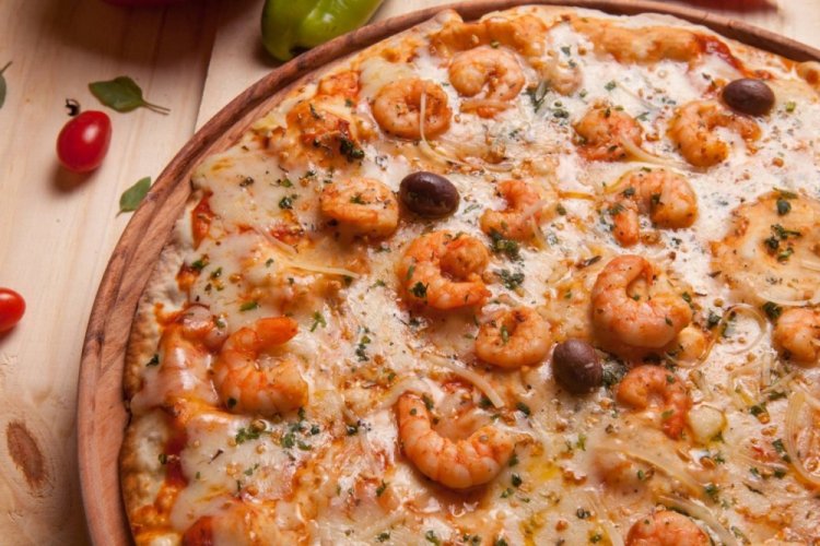 Pizza with Shrimp and Mozzarella