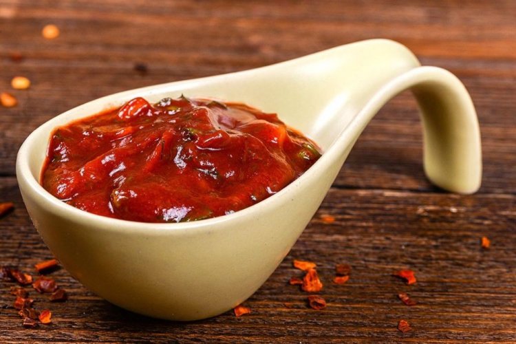 Salsa barbacoa picante con hojuelas de pimiento rojo