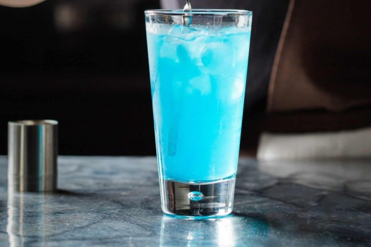 Gin and Blue Curaçao Cocktail