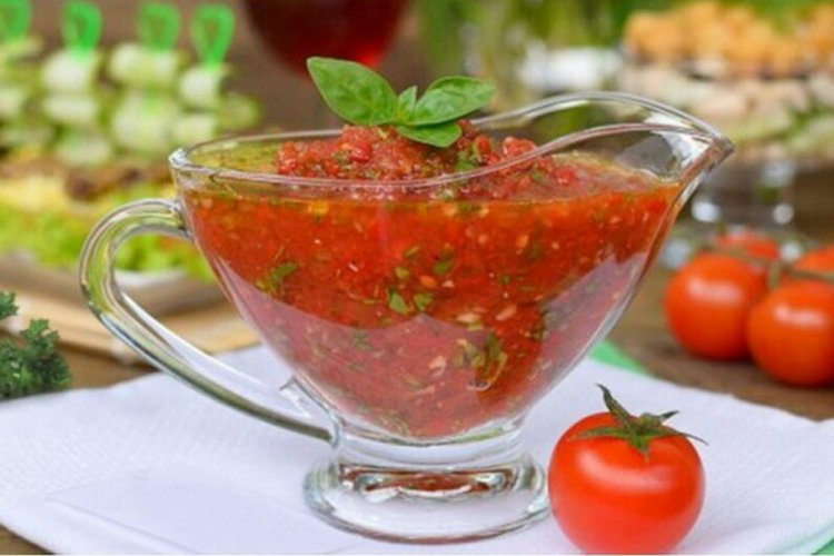 Salsa de pasta de tomate con ajo y hierbas