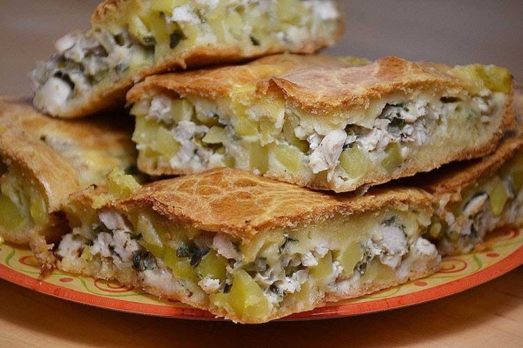 Pastel de patatas y pollo ahumado en sartén