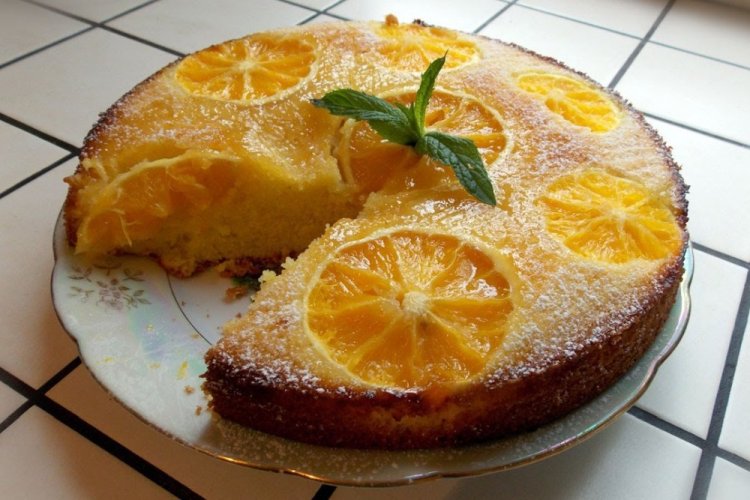 Pastel de naranjas en sartén