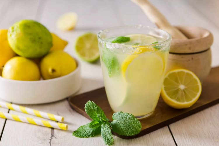 Lemonade with Lime and Apple Juice