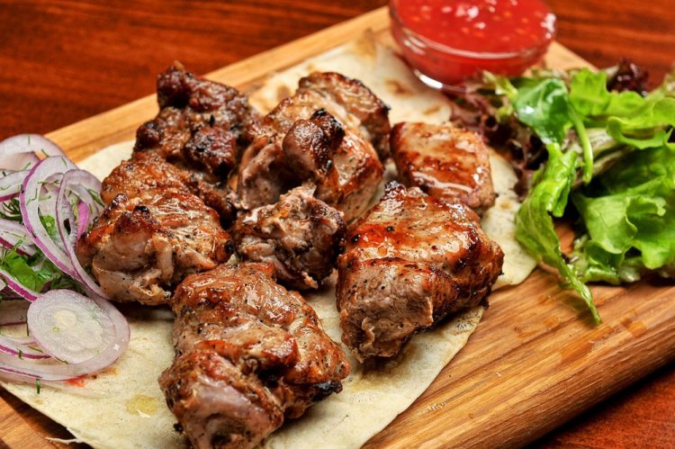 Brochetas de cerdo jugosas