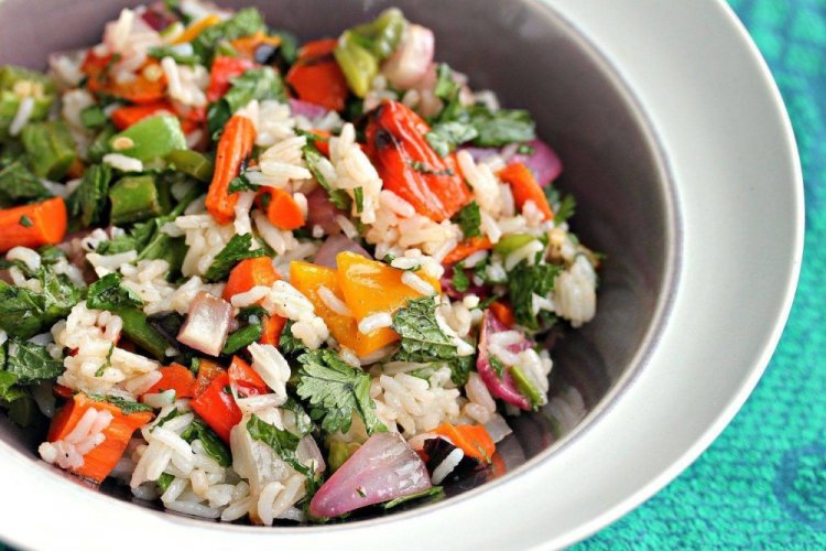 Ensalada con verduras jóvenes y arroz