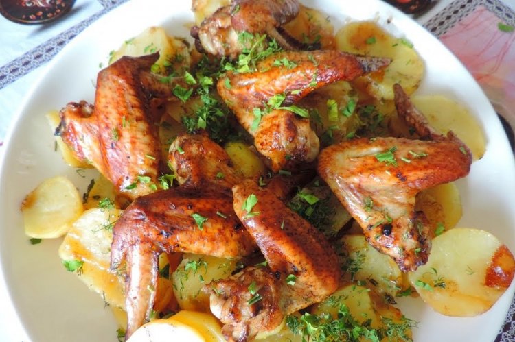 Alitas de pollo con patatas en papel de aluminio